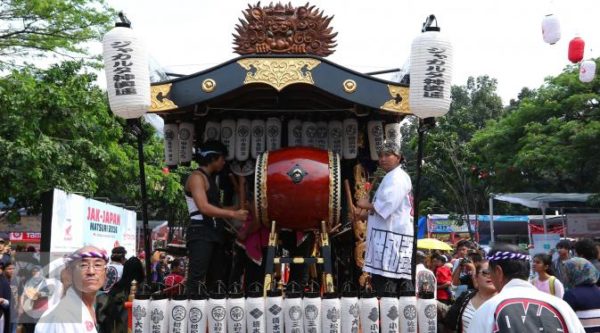 Arak-arakan kebudayan Jepang saat Jak-Japan Matsuri di Senayan, Jakarta, Sabtu (3/9). Jak-Japan Matsuri tersebut menampilkan beragam pentas seni dan budaya khas Jepang. (Liputan6.com/Angga Yuniar)