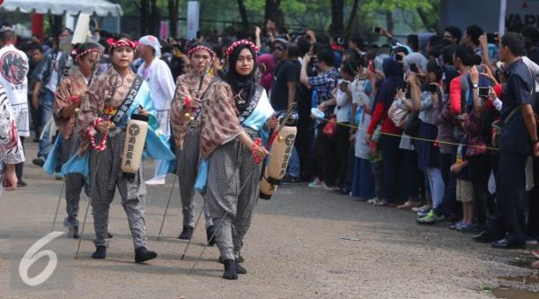 Pengunjung melihat penampilan seni budaya khas Jepang saat Jak-Japan Matsuri di Jakarta, Sabtu (3/9). Jak-Japan Matsuri menampilkan seni musik tradisional koto, tari kenbutsu performance, serta pameran wisata khas Jepang. (Liputan6.com/Angga Yuniar)